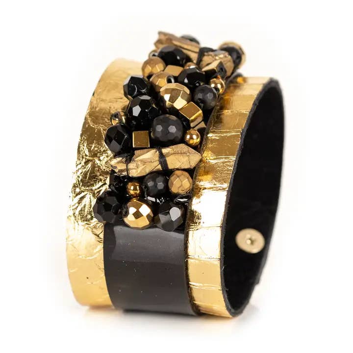 Bracelet Manchette en Cuir avec Feuille d'Or et Perles Noires & Dorées pour la vente par The Dark