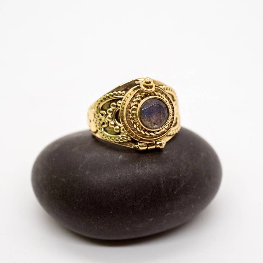 Baizaar – Großhandel Cocktail-/Statement-Ring – Messing-Ring mit Verzierungen und facettiertem Labradorit3