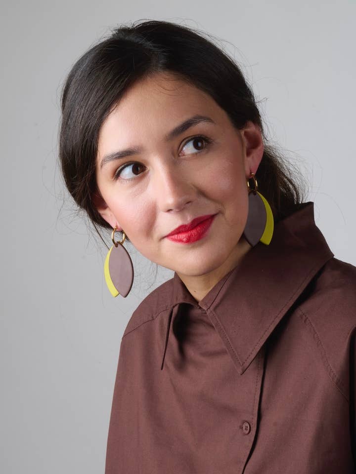 ORECCHINI SEME MARRONE per la vendita all'ingrosso da parte di DELAROSA STUDIO