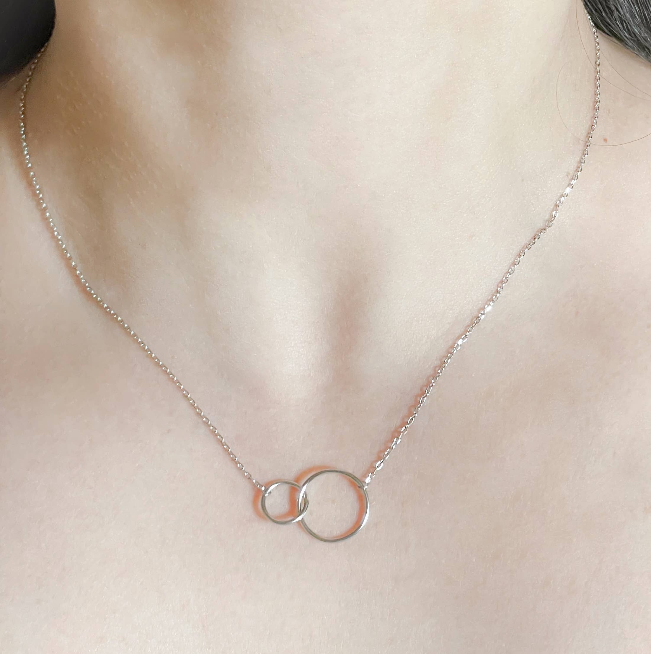 Blueyejewelry - Vendita all'ingrosso Collana con ciondolo/pendaglio - Collana con cerchi ad incastro - Collana con cerchi in argento 9252