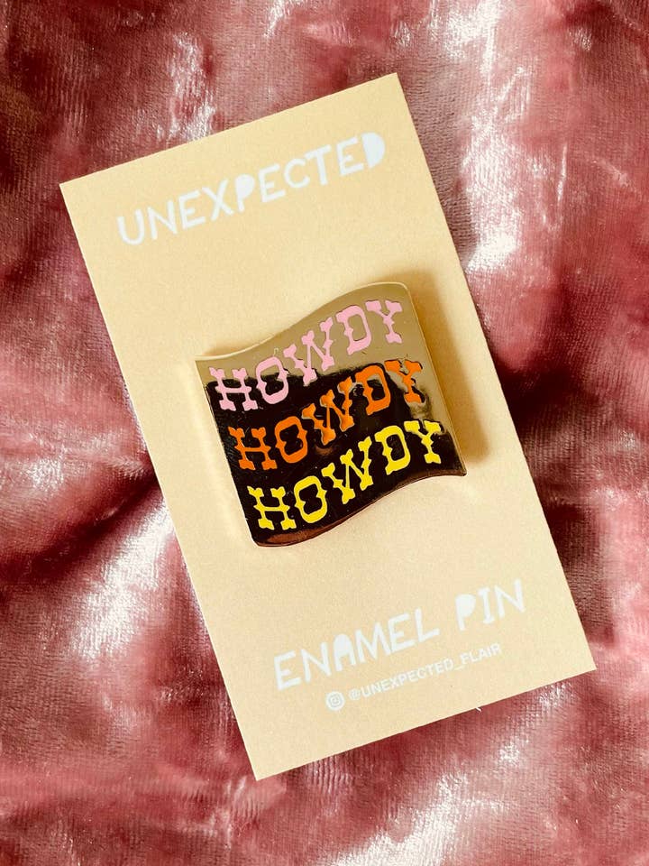 Howdy Howdy Howdy Emalje Pin for engroshandel hos Unexpected Flair