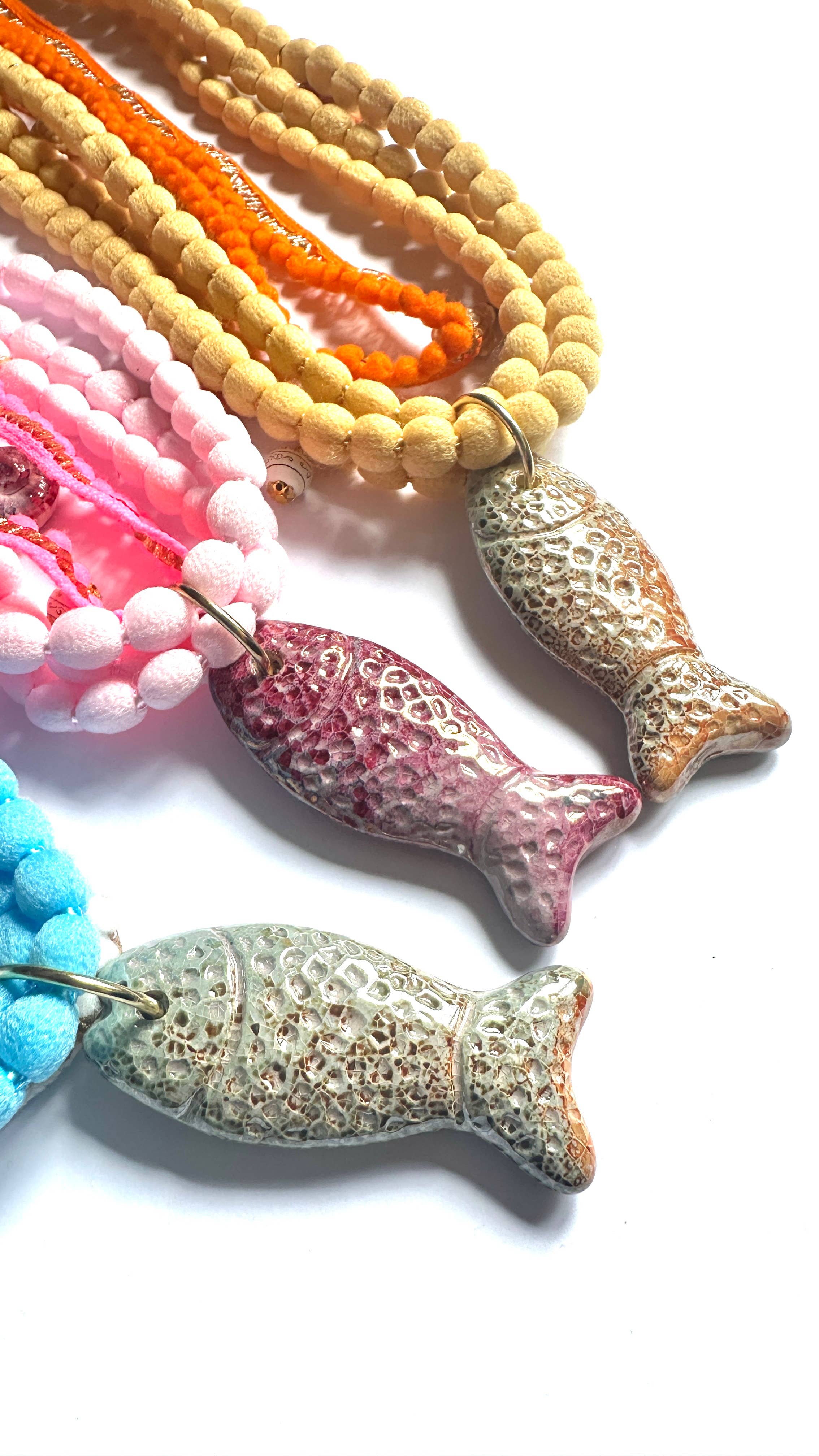 Roselinde – wholesale Pärlband/Pärlhalsband – Konstanz lång halsband med textilband, trä- och keramikkulor1