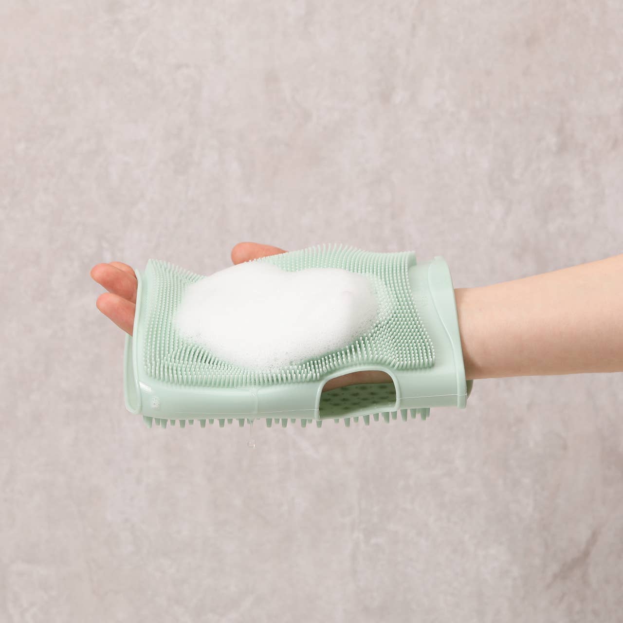 Innobaby on Faire – wholesale Body Brush – Silicone Bath Brush for Body & Scalp / Exfoliating Bath Mitt7