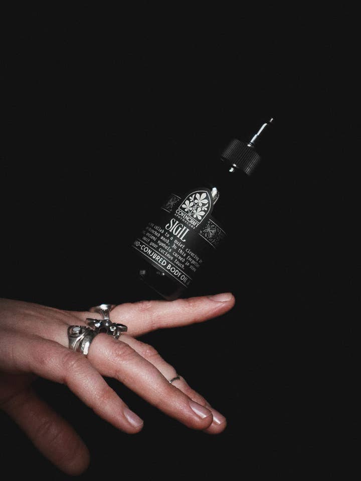 Huile pour le corps Sigil pour la vente par Covencraft Apothecary
