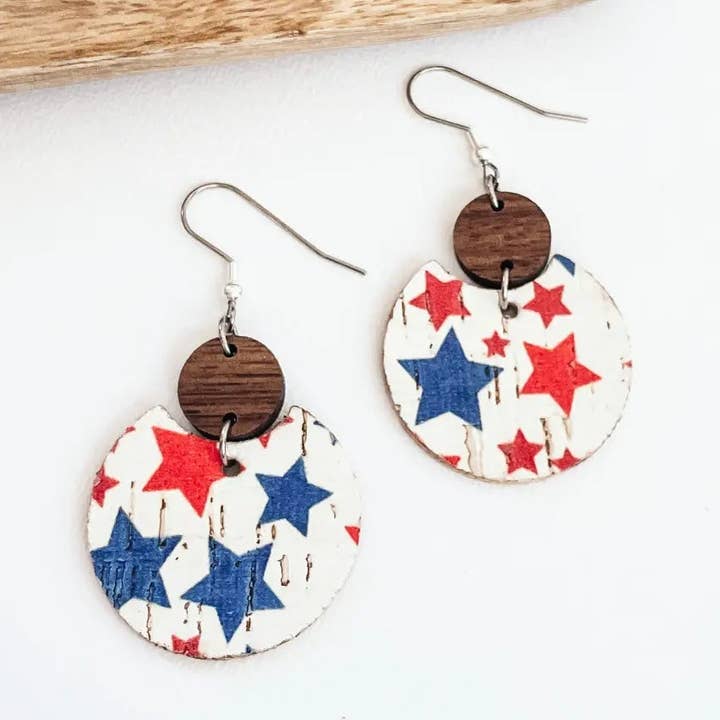 Cora valnøddetræ + kork øreringe - Røde & blå stjerner for engroshandel hos Creek and Elm