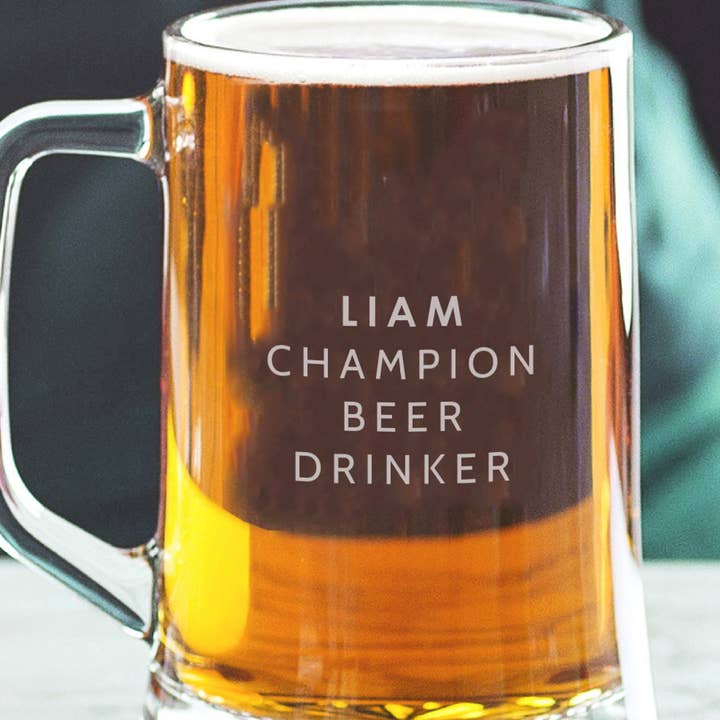 Personalisierter Bierkrug „Champion Beer Drinker“ für den Großhandel von Becky Broome