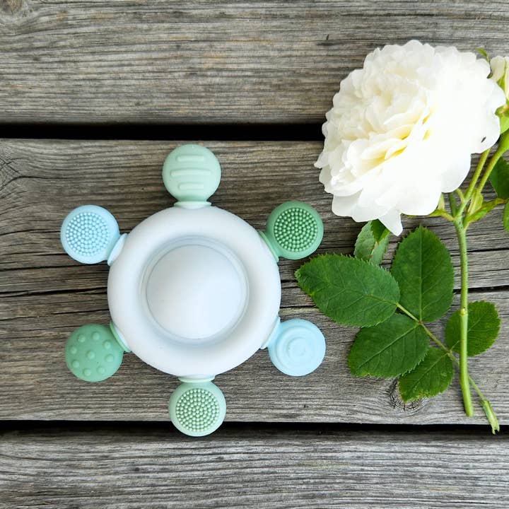 Summerville organic – Großhandel Handrassel – Baby – Baby Silikon Rassel & Beißspielzeug Karussell Grün1