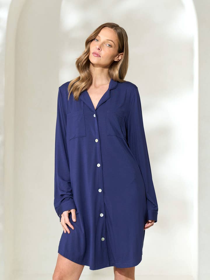 Chemise boyfriend en modal bleu marine pour la vente par By Catalfo