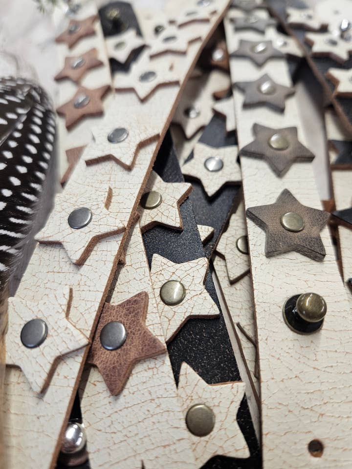 Polsino in Pelle Costellato di Stelle per la vendita all'ingrosso da parte di Native Leather Co