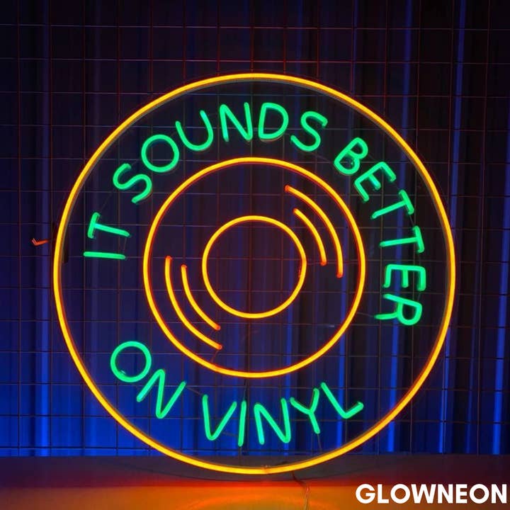 Enseigne au néon en vinyle « It Sounds Better » avec enregistrement LED rétro pour la vente par Glow Neon