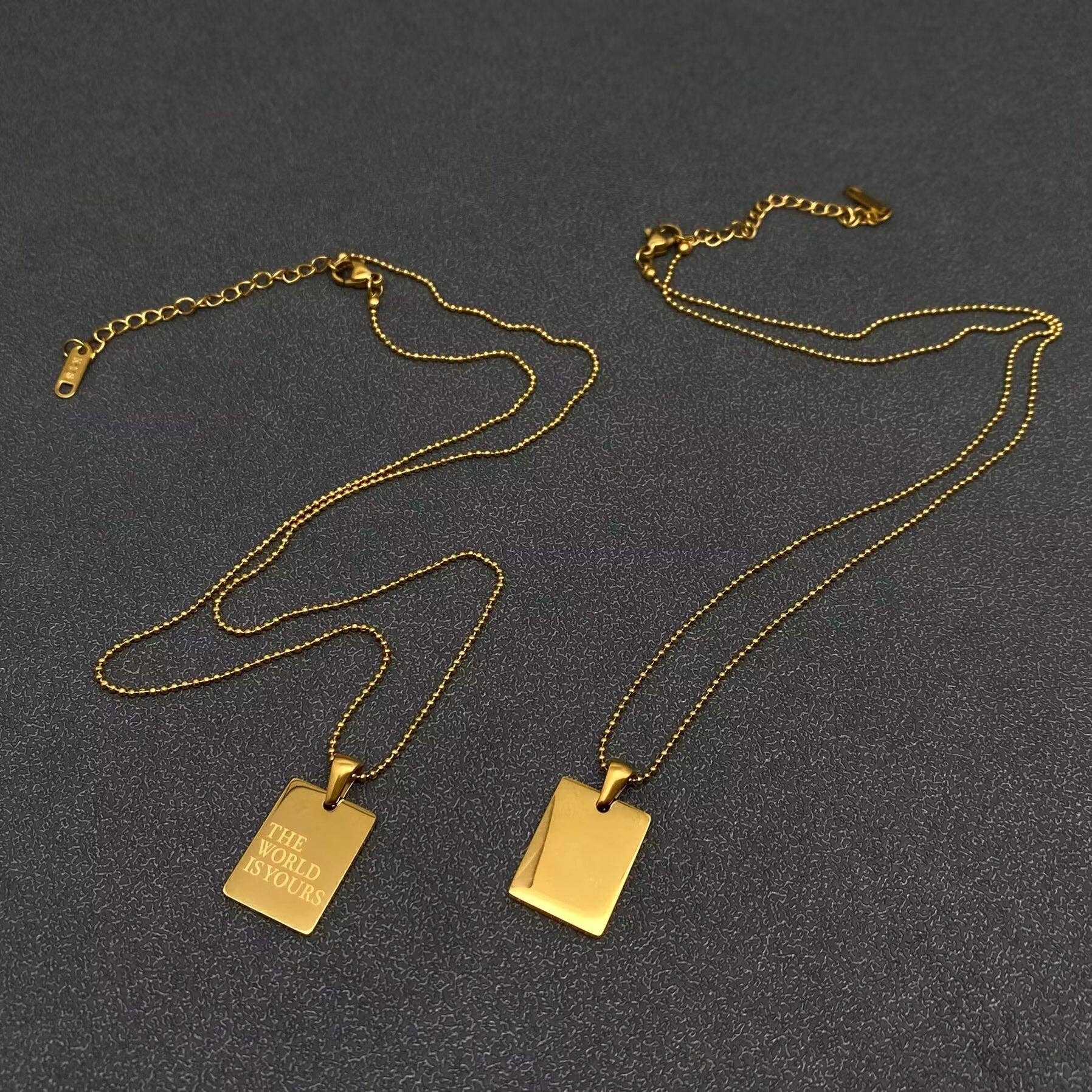 Mio Queena - Vente Colliers à pendentif - Collier en acier inoxydable plaqué or 18K avec charme carré inspirant - FGS5