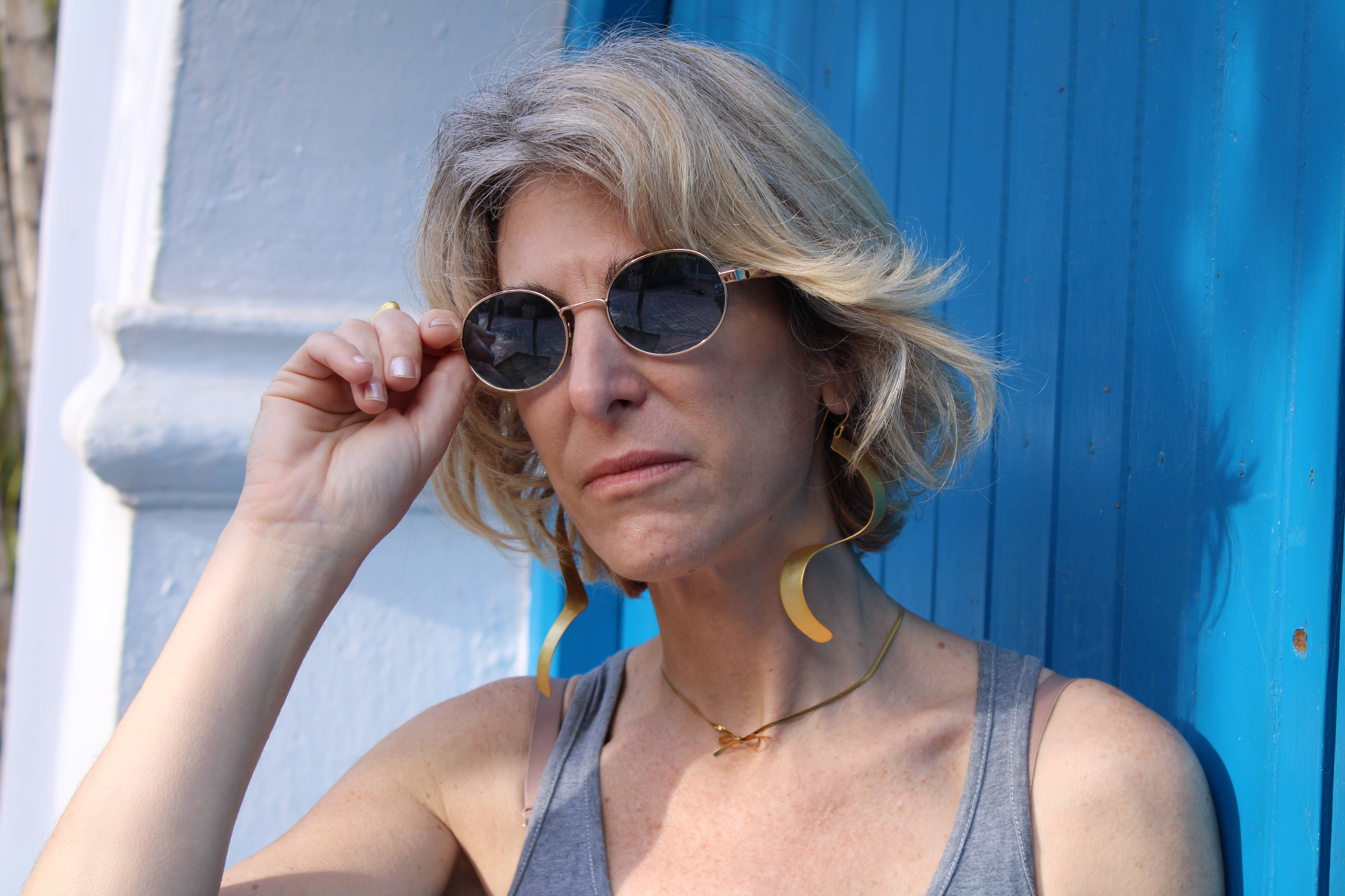 LA MAR – Brincos de argola por atacado – Brincos CINTA folheados a ouro - Design com caráter4