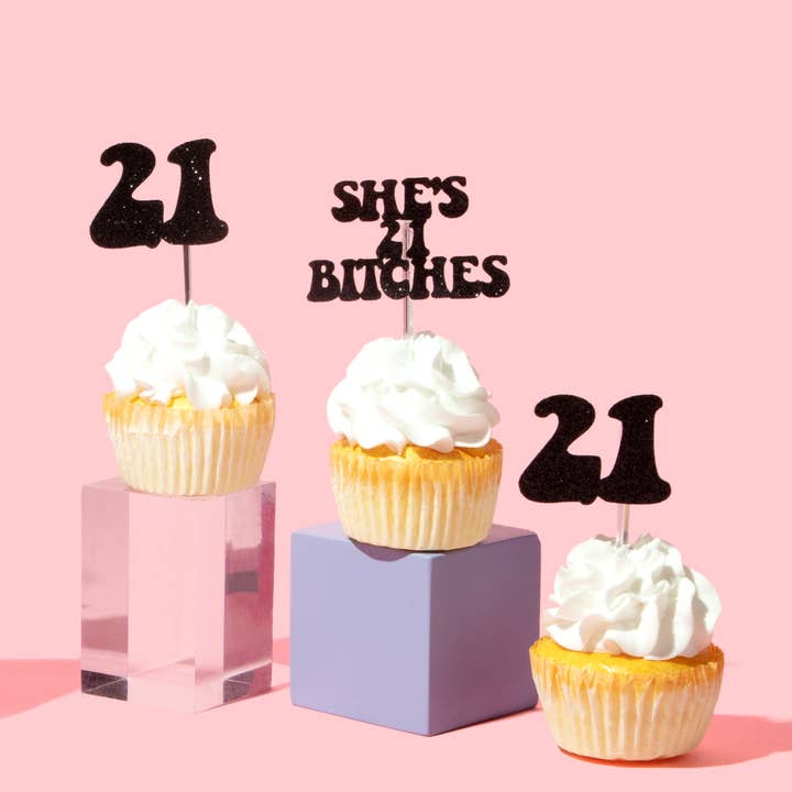 She's 21 Bitches Cupcake Toppers, 12 stykker for engroshandel hos Ninalem's Party
