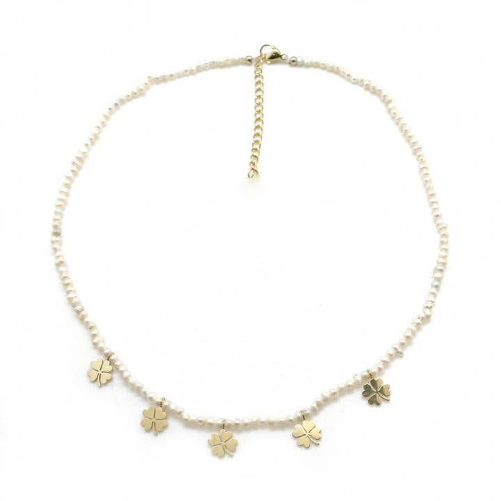 Fünf Kleeblatt-Glücksbringer auf weißer Süßwasserperlenkette - Französische Flair-Kollektion - N2-2093 für den Großhandel von LIZOU