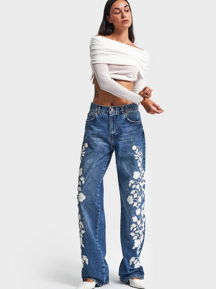 Pantaloni jeans donna a taglio ampio con ricamo floreale bianco per la vendita all'ingrosso da parte di DesignofBoho