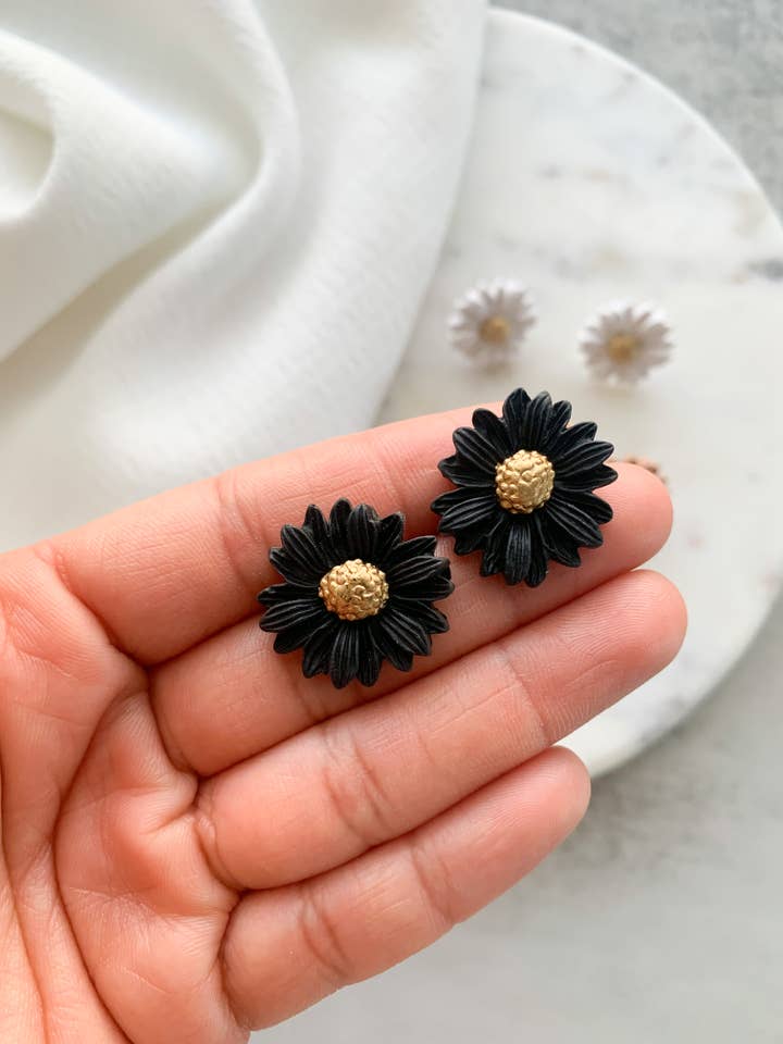 Pendientes de margarita negra | pendientes llamativos de flor | pendientes de arcilla para venta al por mayor de Lotus of clay