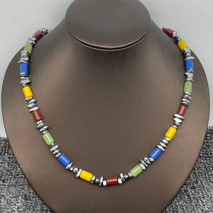 Mio Queena - Vente Collier de perles - Collier à fermoir mousqueton en acier perlé en résine colorée et hématite0