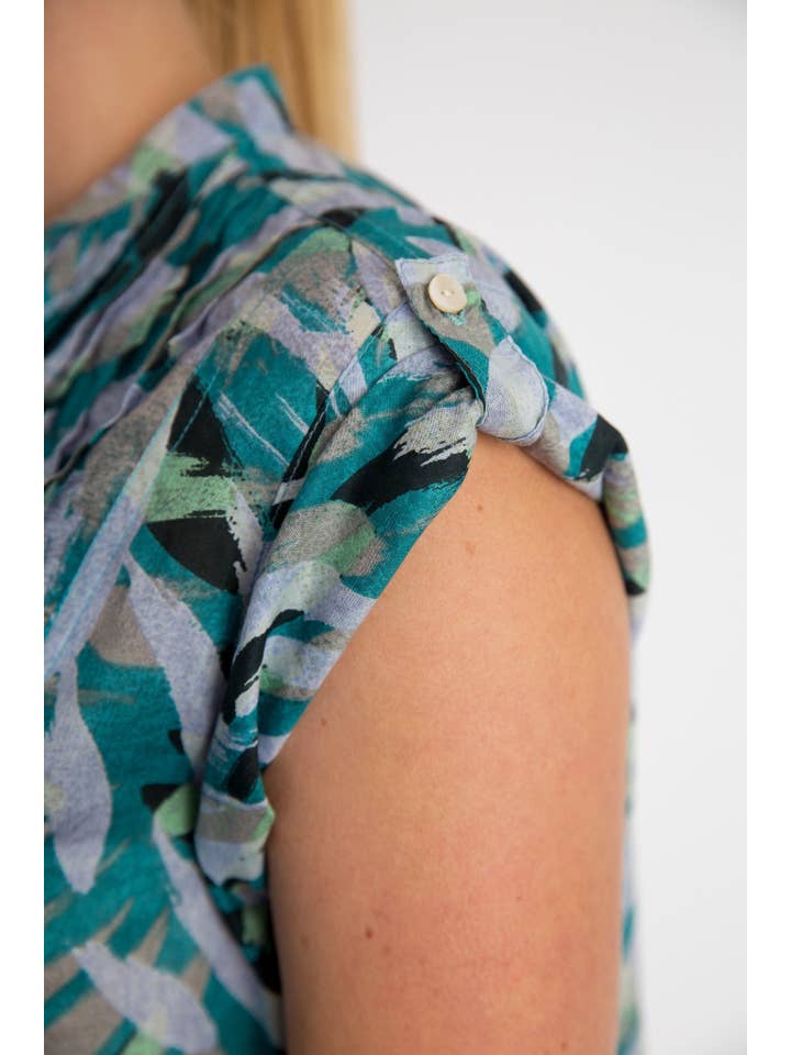 Mozaic by Euro Dreaming - Wholesale Buttoned-down shirt – Women's - Magnetic Cap Sleeve Shirt In Denim Wash3