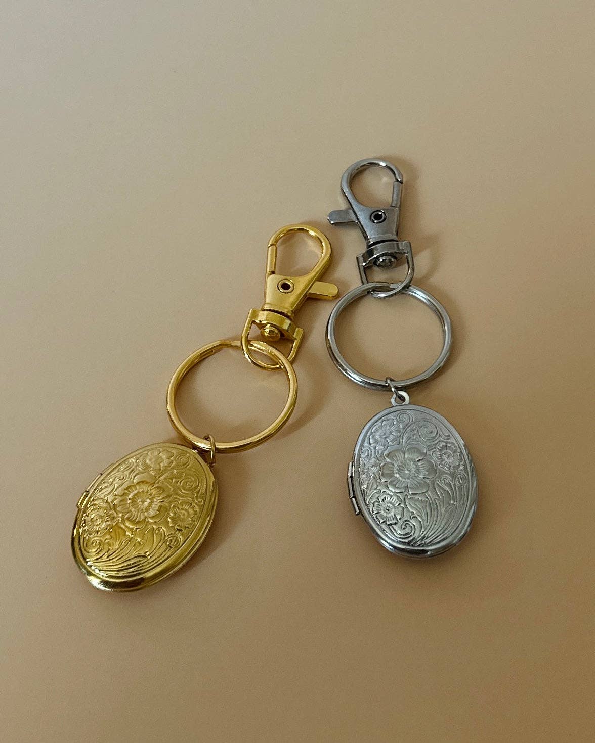 Rune and Light – Engroshandel Nøglering - Dame – Blomstret Medaljon Taskevedhæng4