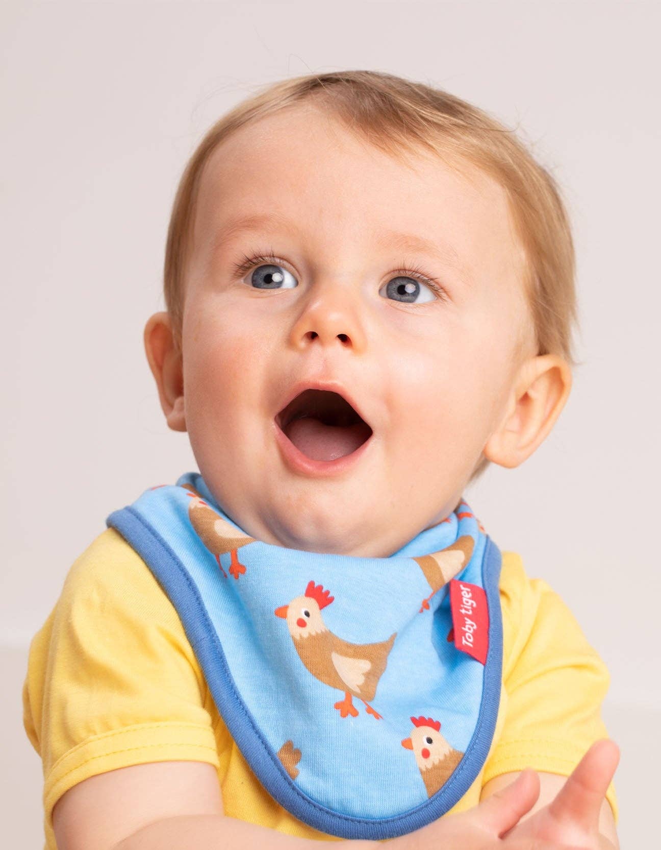 Toby Tiger GmbH - Vente Bavoir - bébés - Tissu bébé en coton bio avec imprimé poule1