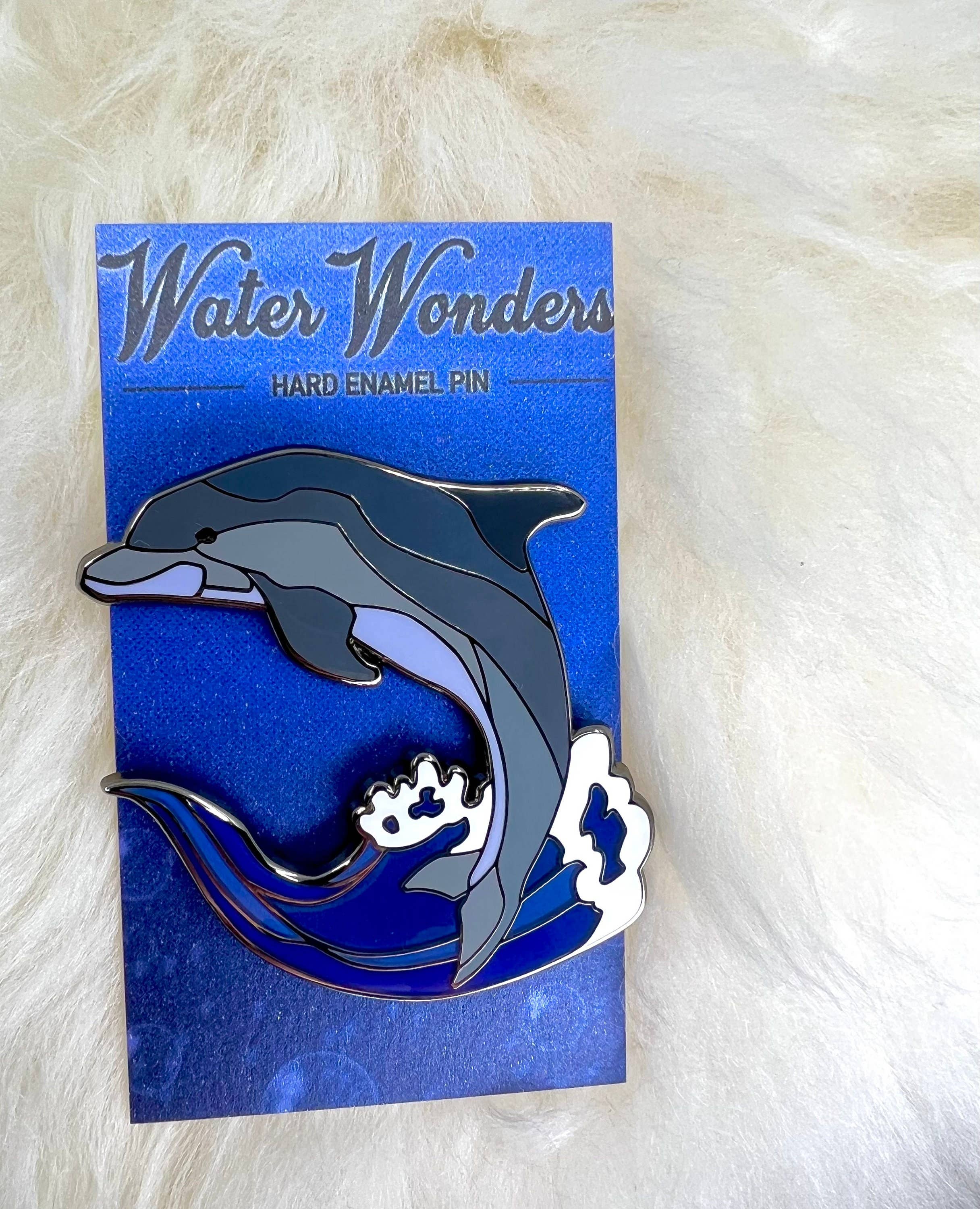 Roamin' Bison Workshop – Engroshandel Reversnål/knap – Øresvin delfin hård emalje Pin | Delfin pin | Animal Pi1