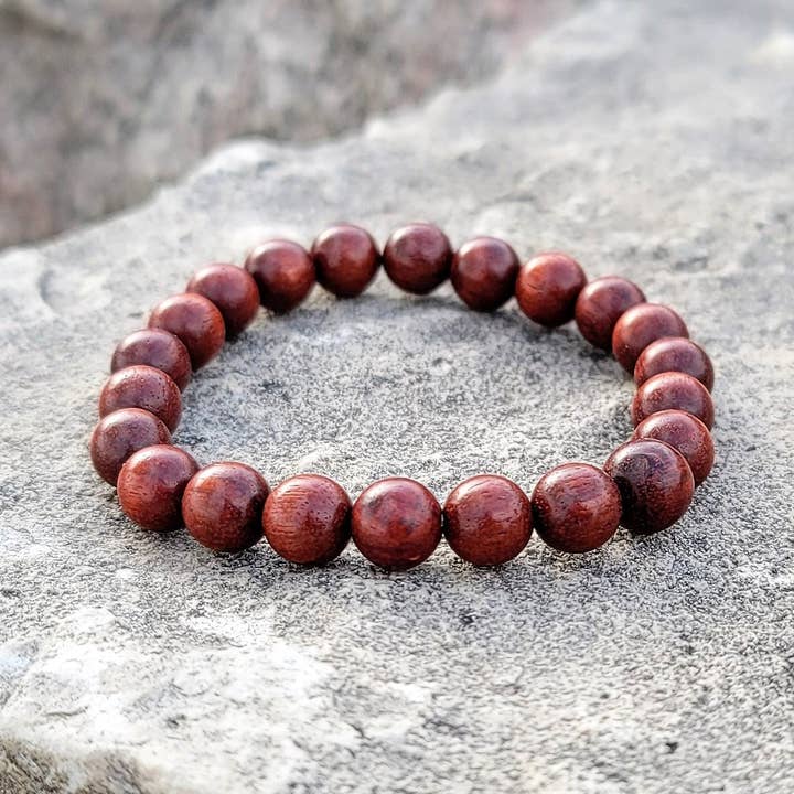Bracelet empileur en bois de santal rouge pour la vente par Most Radiant Beads LLC