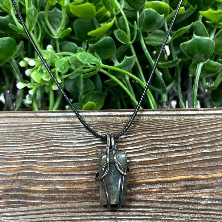 Handmade by Marlayna - Vente Colliers à pendentif - Pendentif Mini en Labradorite Enveloppé de Fil - Cordon de 21 Pouces4