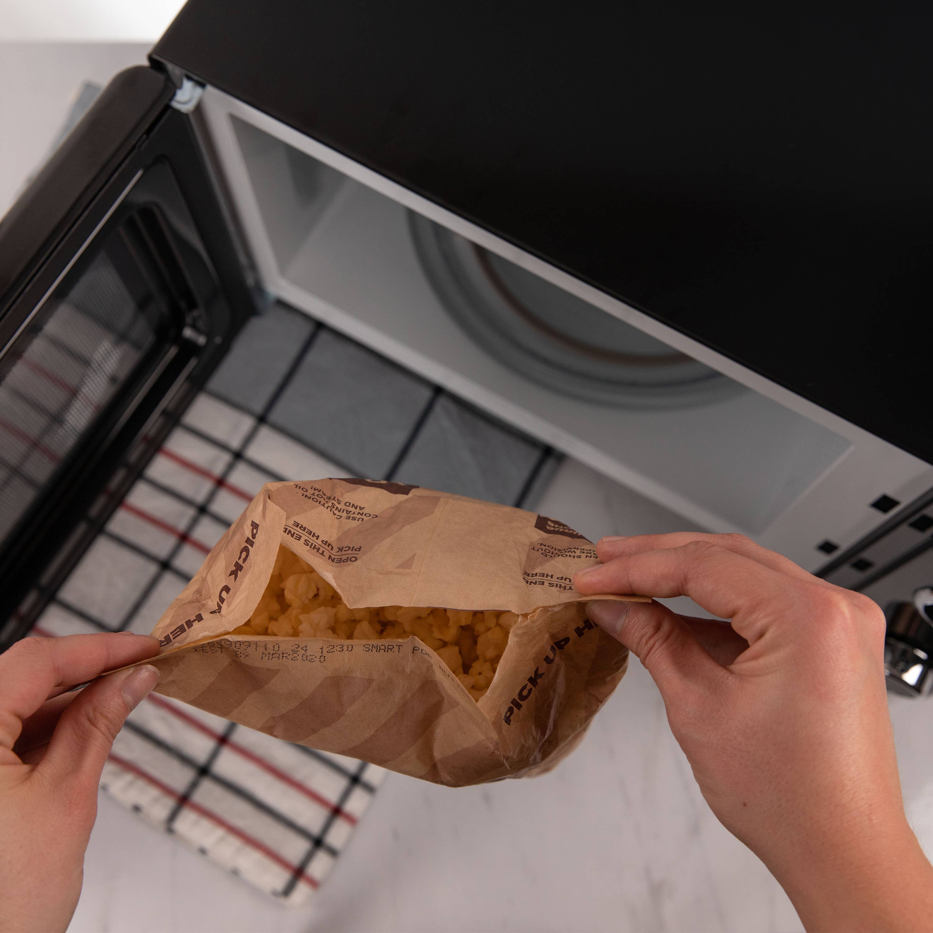 Nostalgia – wholesale Kitchen appliance – Nostalgia Retro Microwave Oven6