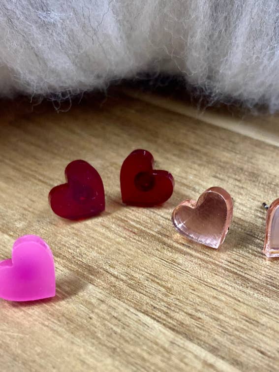 Ohrstecker in Herzform aus Acryl, 3er-Set für den Großhandel von Infamous Cuts