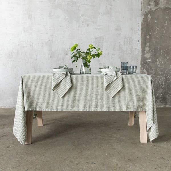 LinenMe - Wholesale Tablecloth - Linen Tablecloth Forest Green Natural Brittany1
