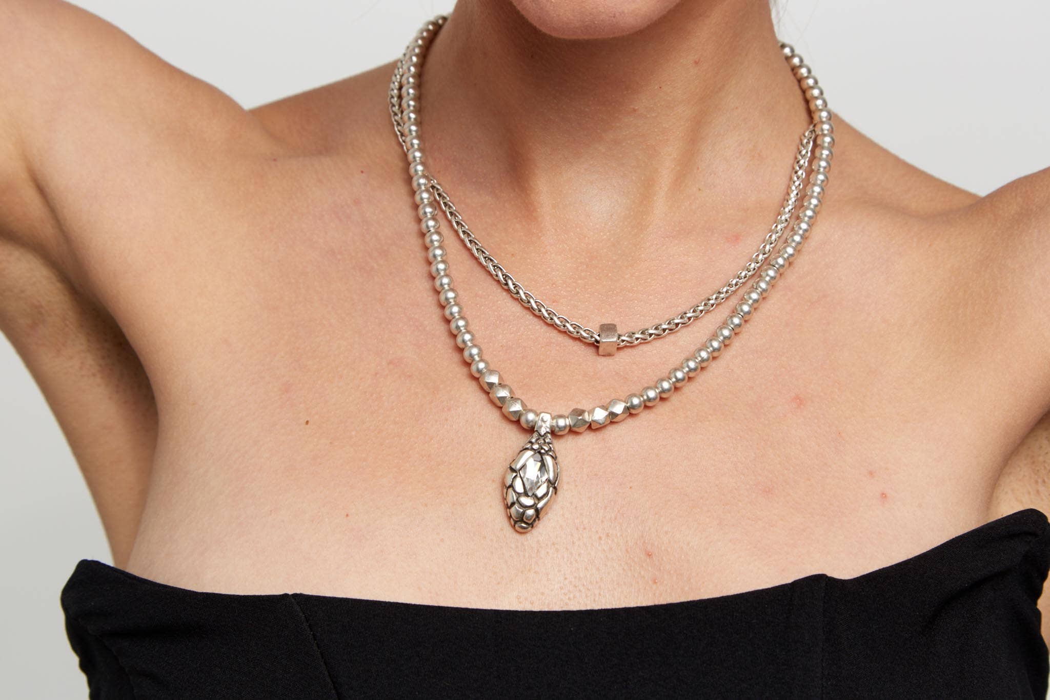 Chanour – Großhandel Kette mit Anhänger/Charm – Handgefertigte Halskette aus Kristallschlangenzinn — 39013