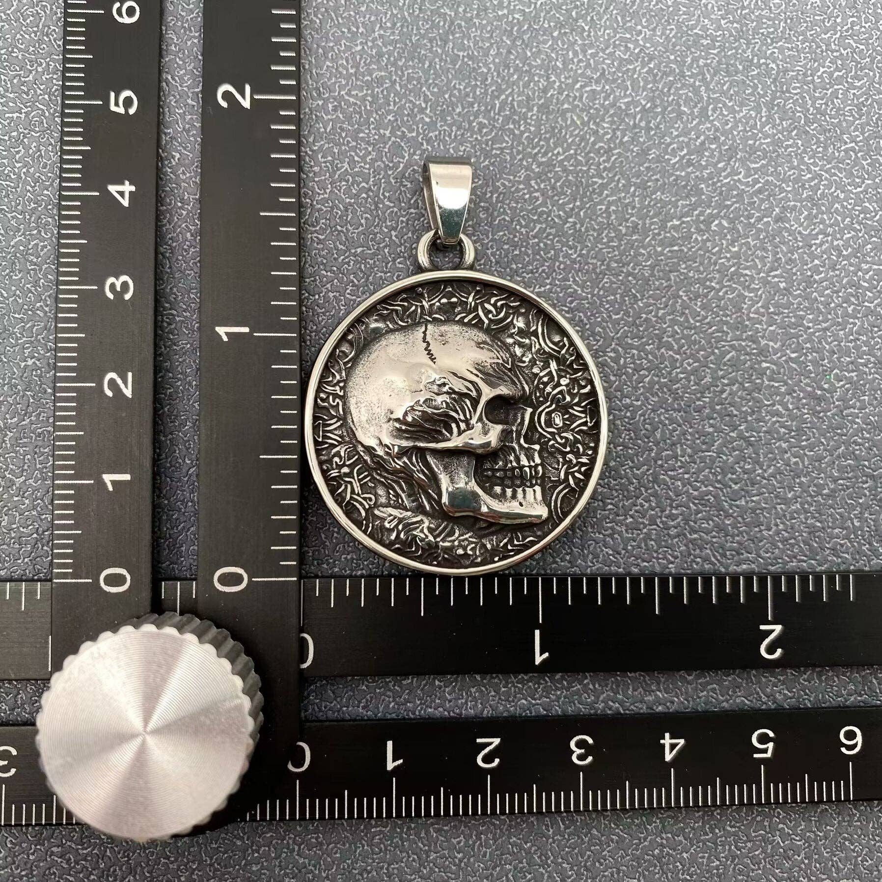 Mio Queena - Venta al por mayor Material para manualidades - Colgante de acero inoxidable con forma de calavera tallada a doble cara - MJ/MNP3