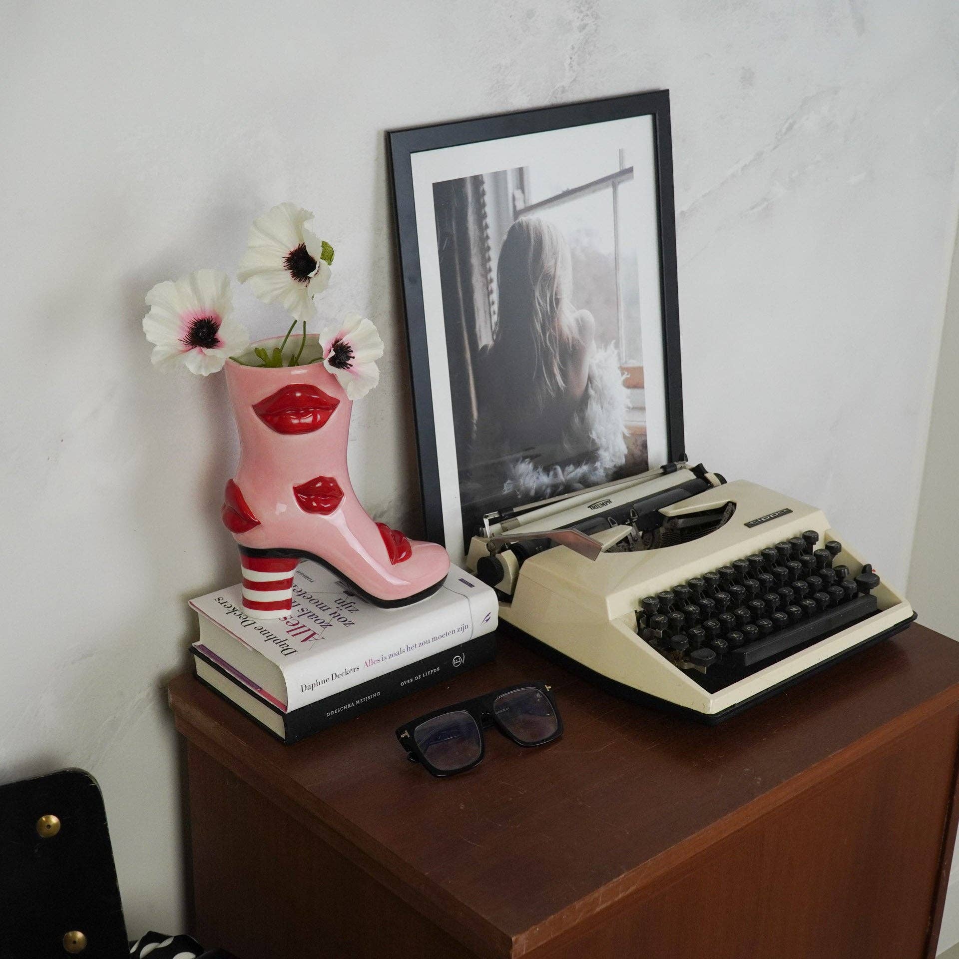 Housevitamin bv – Vaso por atacado – Vaso de Flores - Bota com Lábios Vaso - Cerâmica - Rosa/Vermelho - 19,5x8,5x23 cm1