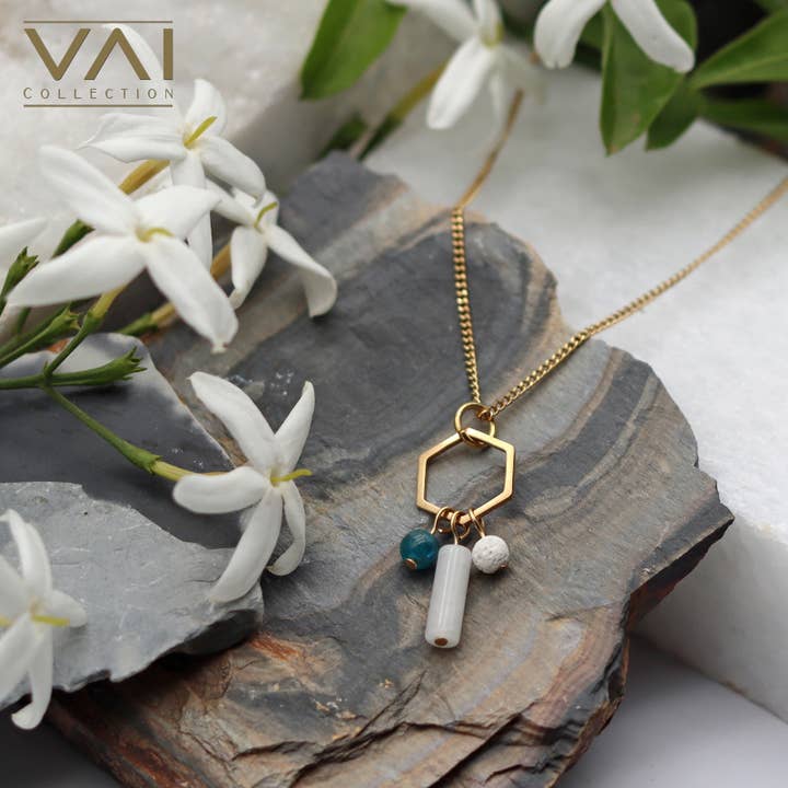 Collier en pierres précieuses, diffuseur avec jade, apatite, lave blanche pour la vente par Vai Collection