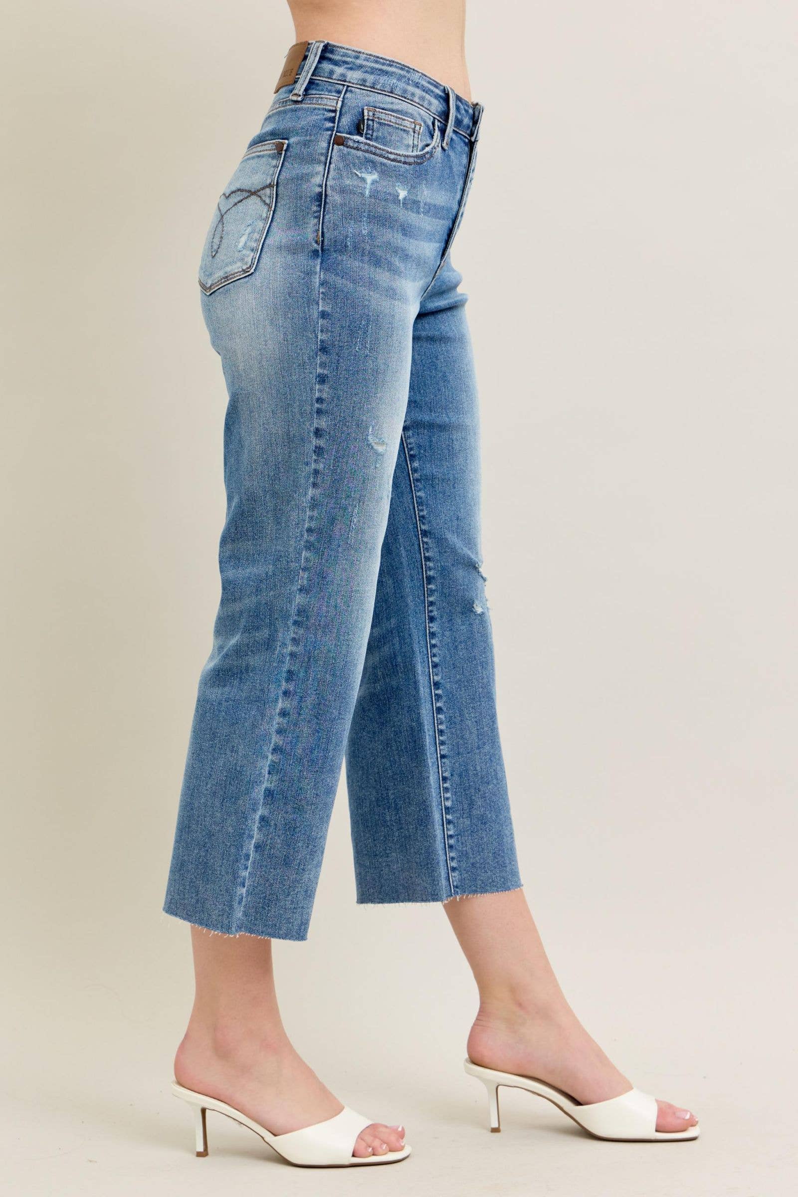 Watermelon Apparel – Großhandel Jeans – Damen – Judy Blue Hochtaillierte Rückentasche Stickerei Rohschnitt Saum Crop Weit3