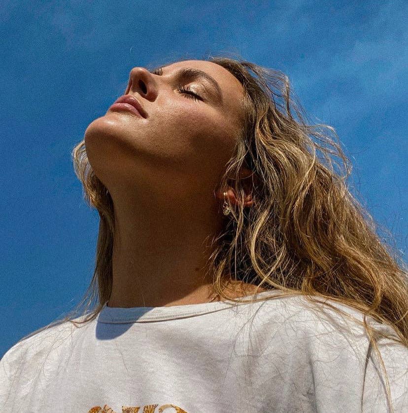 The Salty Gem – Großhandel Huggie-Ohrring – Tess & Sarah Hoops3