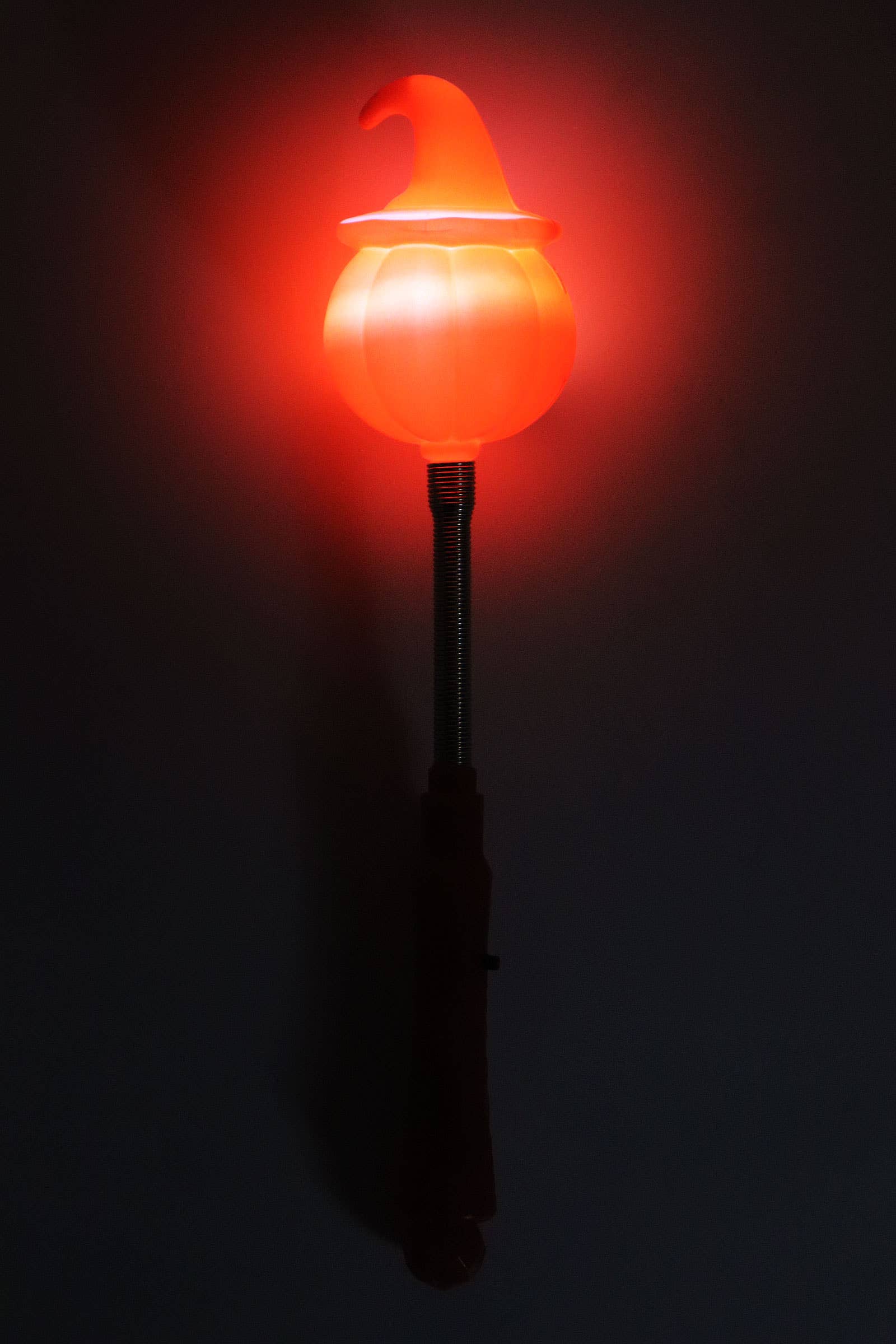 ASSORTI Baguette lumineuse à LED avec tête de Halloween suspendue sur ressort en vente sur Faire2