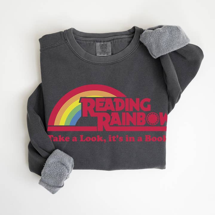 Læsende Regnbue Sweatshirt: Retro 80'er Bibliotekar Gave for engroshandel hos Keen Bee Studio
