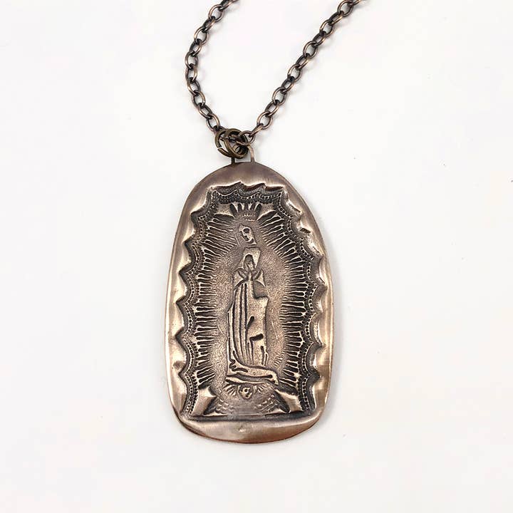 Grand pendentif Notre-Dame de Guadalupe pour la vente par Moon & Leaf
