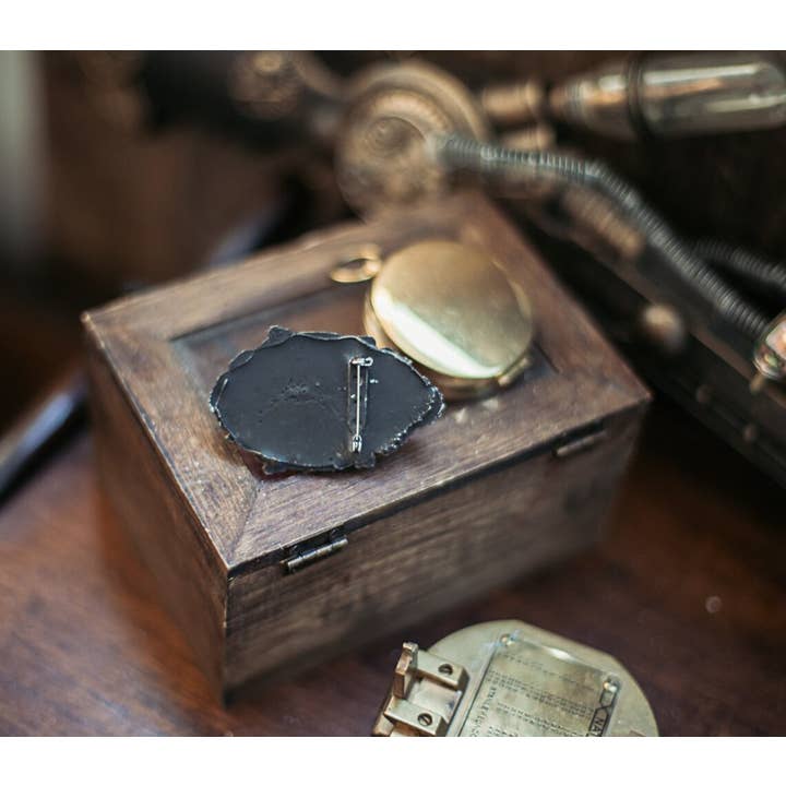 Costurero Real – Großhandel Broschen – Bronzene Brosche mit Raben-Schädel, Cameo Schmuck, gotisch-viktorianisch3