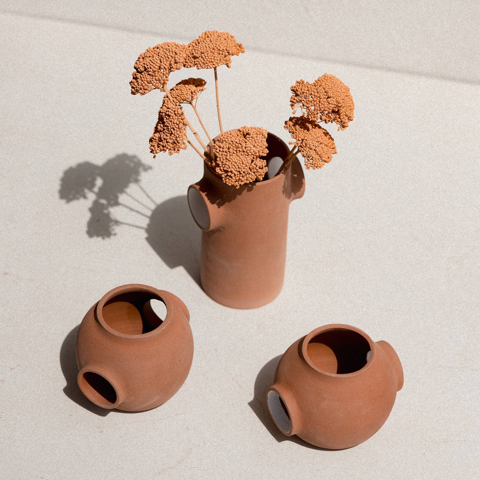 Claycraft - Wholesale Vaas - Handgemaakte minimalistische open terracotta keramische vaas8