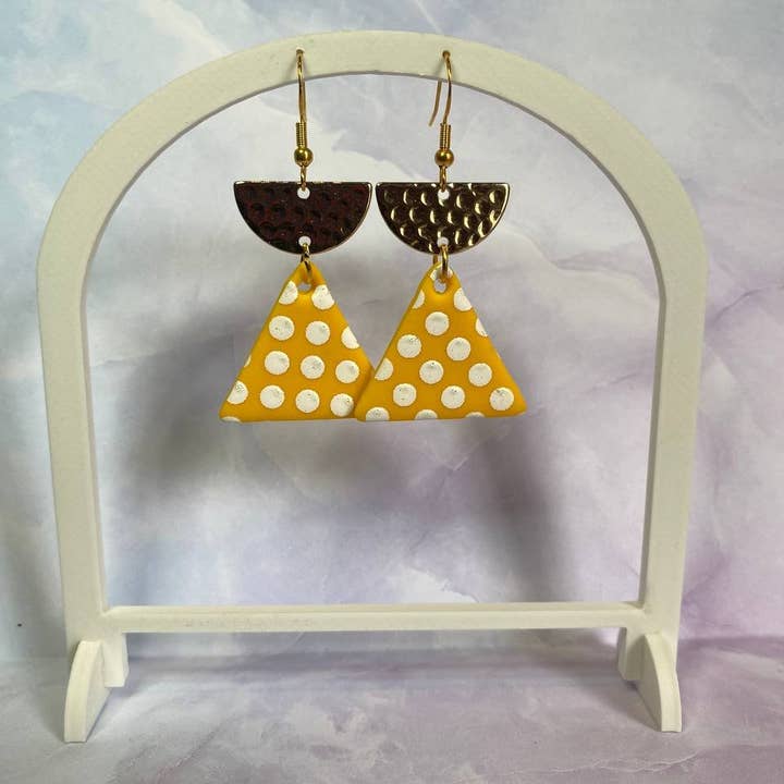 Orecchini triangolo d'oro per la vendita all'ingrosso da parte di Chantal Wallace Designs