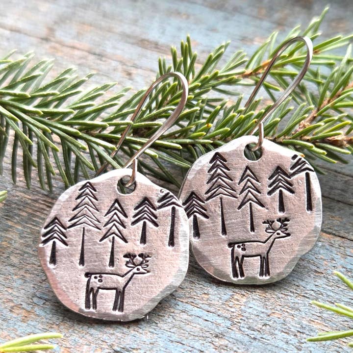 Boucles d'oreilles cerf et pin, étain estampé à la main pour la vente par Kathryn's Collection