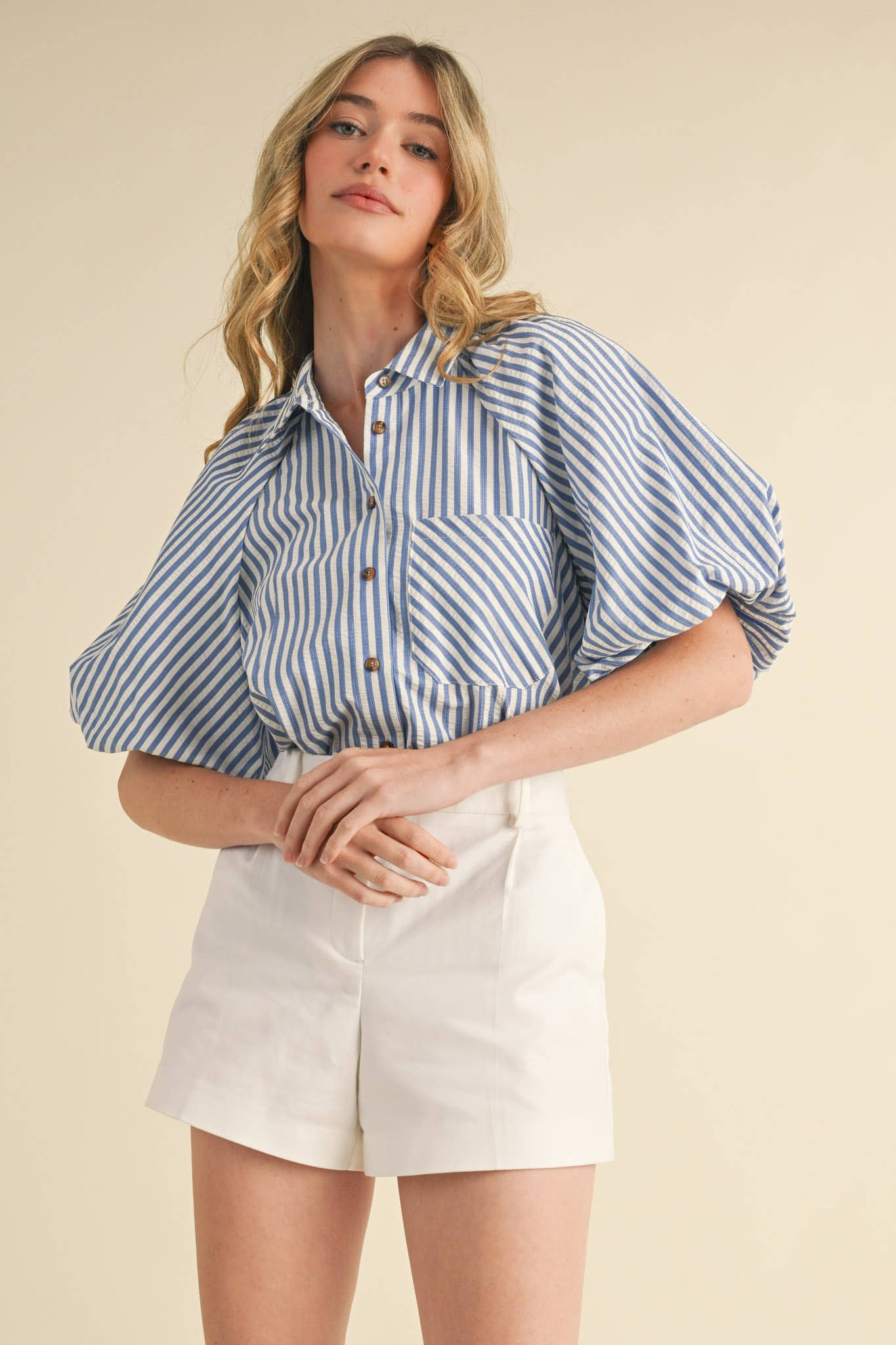 &MERCI – Engroshandel Skjorte med buttondown – til kvinder – STRIBET BOBLEÆRME KNAPNED TOP MTP33291