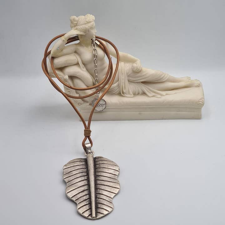 Collier Pendentif Feuille en Cuir pour la vente par Volare