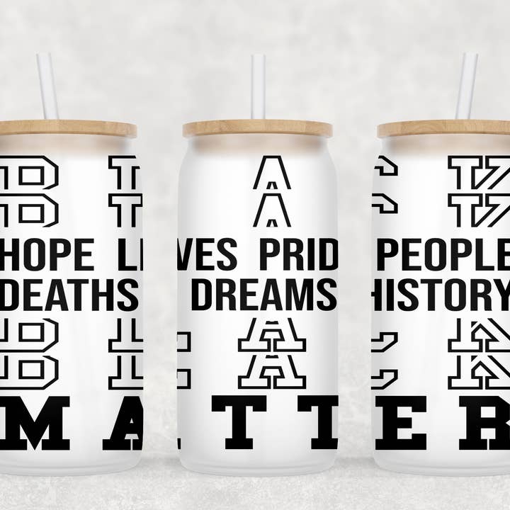 Tasse en verre Black Lives Matter avec paille transparente et couvercle en bambou pour la vente par Smile Graphics and Design