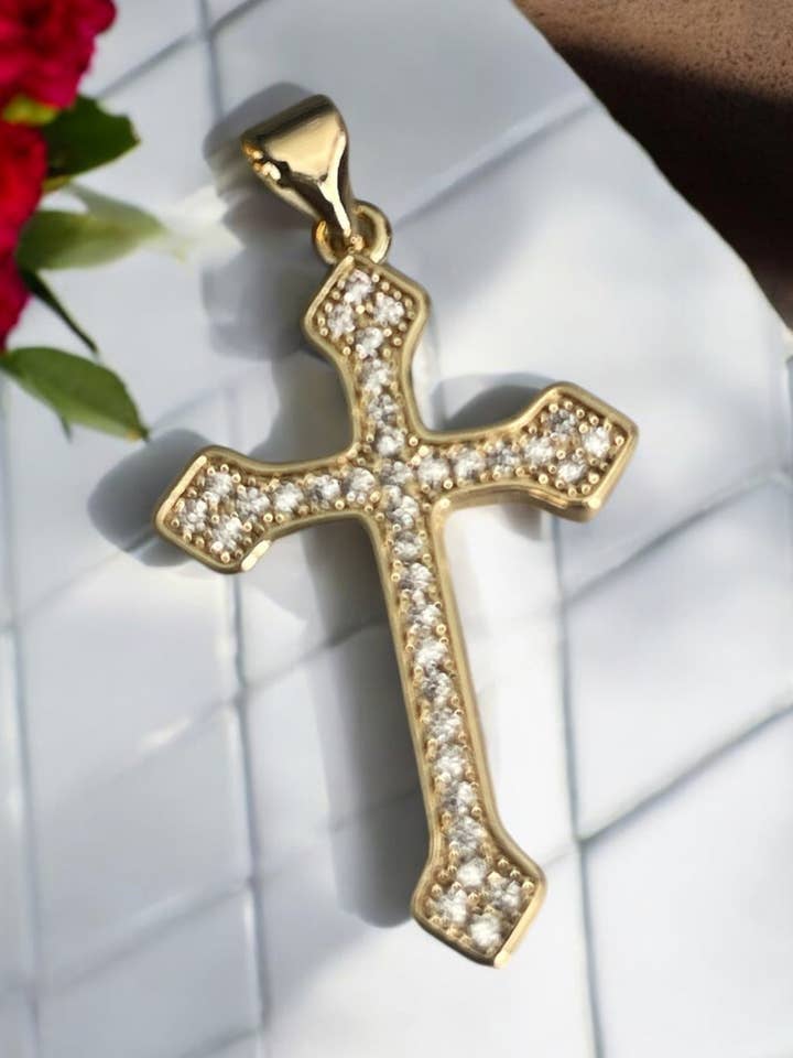 Ciondolo a croce con pietre CZ placcato in oro 14k per la vendita all'ingrosso da parte di Divina Jewelry & Accessories LLC