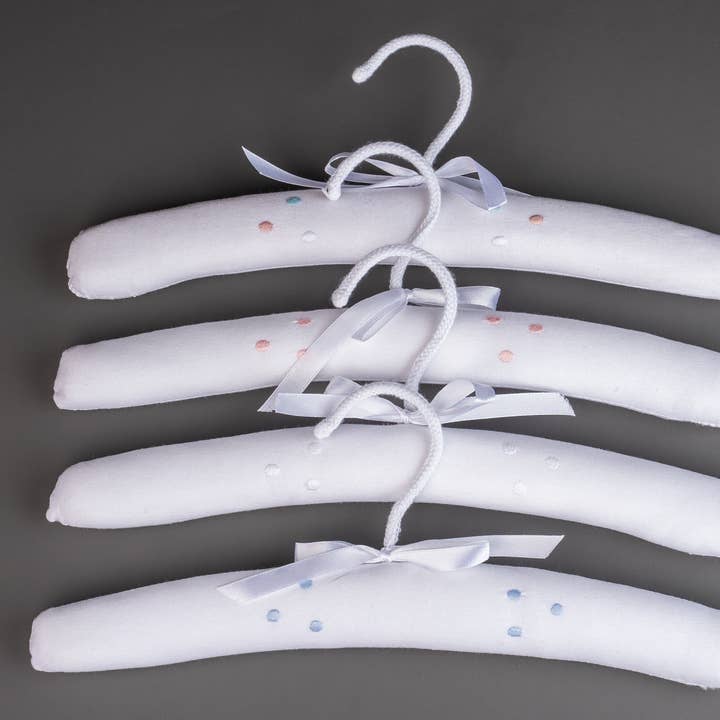 Appendini imbottiti Swiss Dot per la vendita all'ingrosso da parte di Edward Boutross