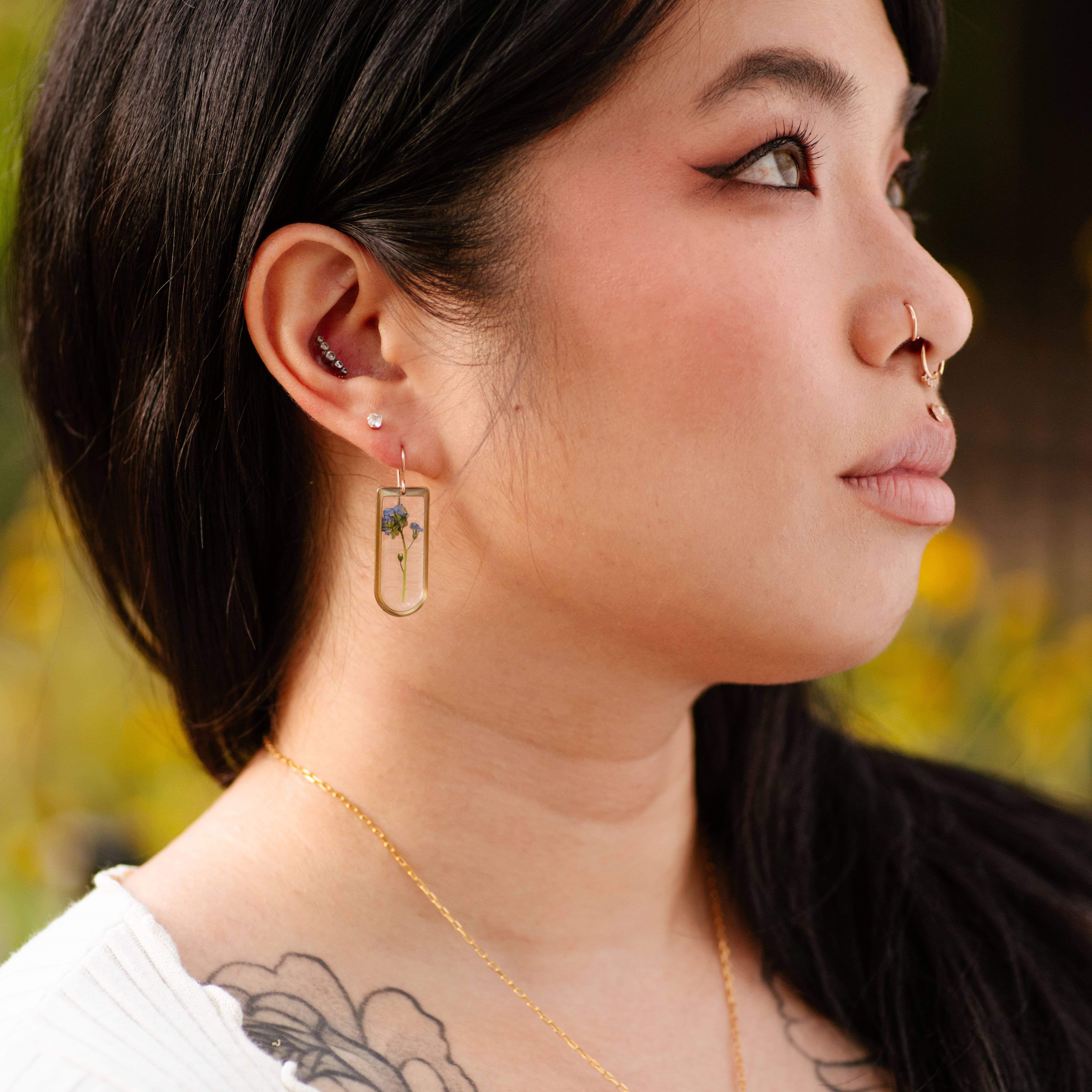 Cameoko - Wholesale Dangle Earrings - Preserved Flower Earrings Rounded Rectangle - Forget Me Not 3