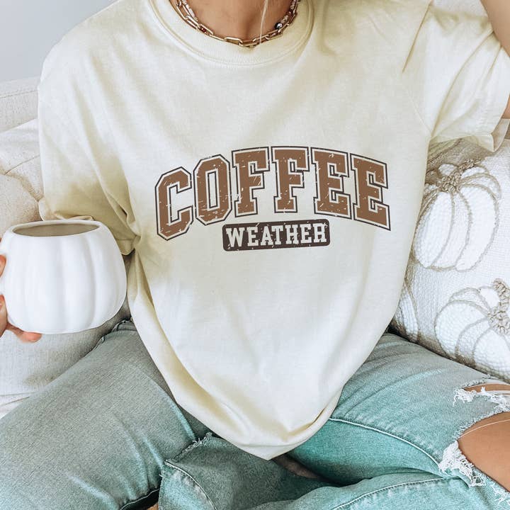 T-shirt d'automne pour femmes "Coffee Weather" pour la vente par Trendznmore - Modern Graphic Apparel